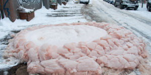 Rosa Kleidchen in frostigem Stadtteil